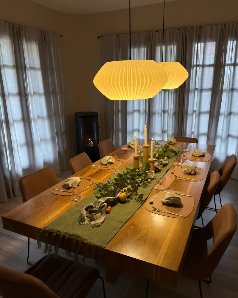 Recorrido por la casa: la mesa larga puesta, el salón con las lámparas, las flores y el atardecer