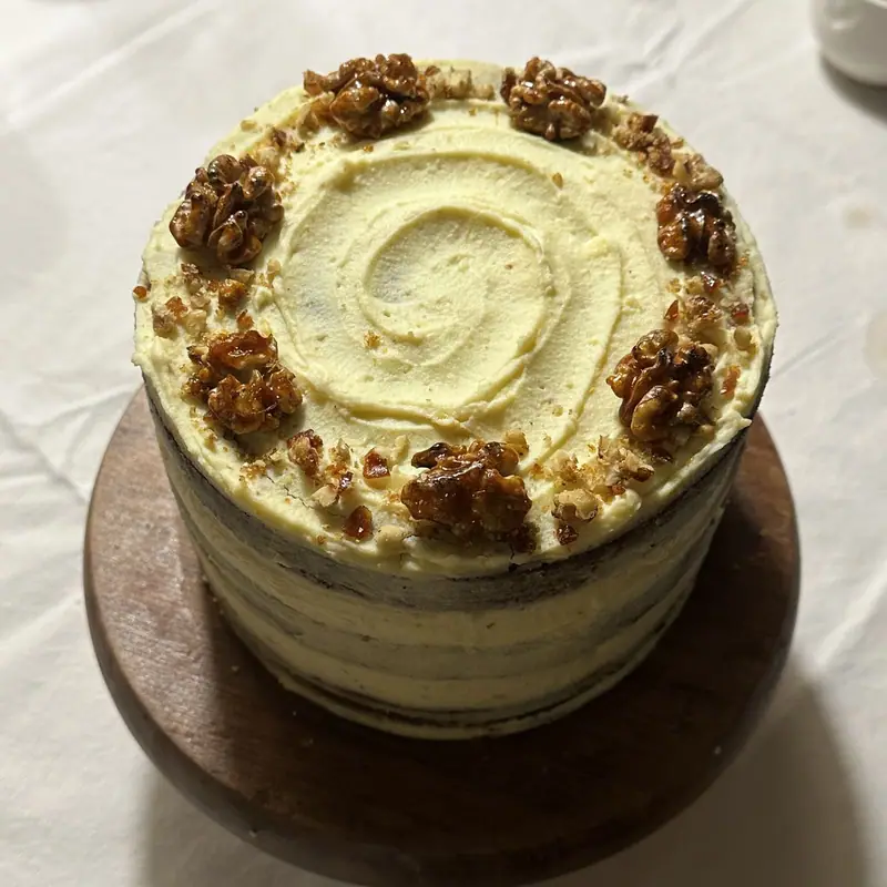 Carrot cake entera con frosting y nueces caramelizadas