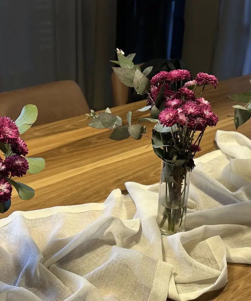 Mesa ambientada para un evento de temporada