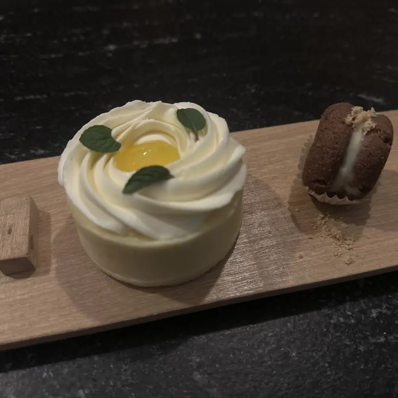 Baci di dama junto a una crostata de limón