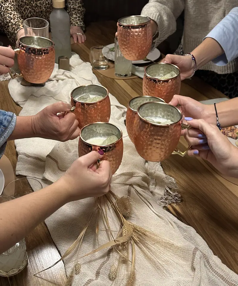 Invitados brindando alrededor de la mesa