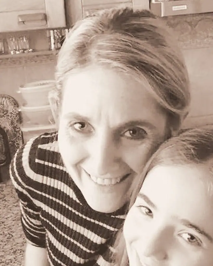 Vero sonriendo en su cocina